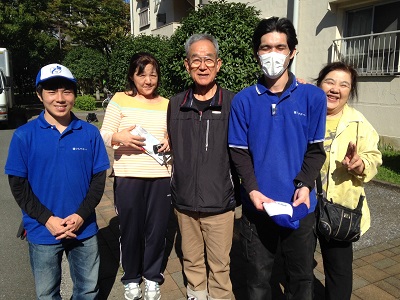 お客様は親御様と３人で片付け作業を行うため、これまで熊本から福岡へ遺品整理をするために７回も整理作業へ来られていたそうです。自分達でできる範囲は３人で協力して 続けていたものの、体力的にも限界を感じ始めて残りの作業はプロにお願いしようと 思ったそうです。そこでスマートホンで業者探しをはじめました。何でも屋、便利屋と 検索をしていたところ、福岡No1「お客様の声」を獲得する福岡の便利屋という言葉に目がとまり【便利屋】暮らしなんでもお助け隊 福岡赤坂店のホームページにたどり着きました。「とても感じがよくて他の便利屋とは違って片付けを専門でやっており、スタッフのみなさんも最初の ページに登場されていてとても好感がもてました。お客様の声の多さに一番びっくり しました。実際に読ませていただいて依頼することをきめました。」と嬉しいお言葉からお問い合わせのご相談は始まりました。福岡へ到着後お見積にお伺いし後日作業をさせていただくことになりました。「さすが片付け専門でやっている便利屋ですね！私たちと 違って作業の要領もよく早くて丁寧で安心してお任せできました。しかもお掃除まで やっていただいて本当に助かりました。何でもやってくれてありがとうございました。」と作業が完了したお部屋をみてお客様はほっとされていました。最後はスタッフ全員と 一緒に写真撮影までご協力いただきました。