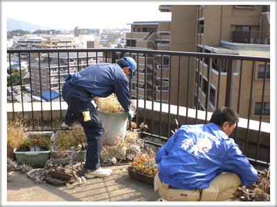 福岡市南区柳瀬の【便利屋】暮らしなんでもお助け隊 福岡赤坂店　春日のベランダ片付け施工中！